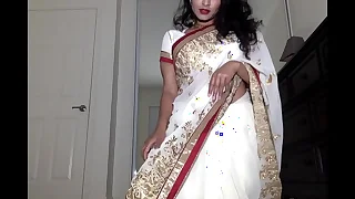 Desi Dhabi in Saree getting Bald and Plays with Hairy Pussy