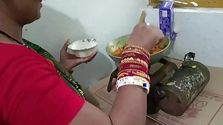 चिकन बना रही मैड को किचन स्टैंड पर चोदा  - साफ़ हिन्दी आवाज मे